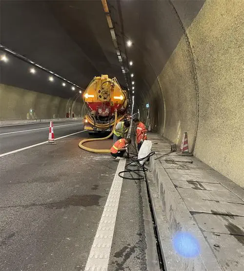 习水隧道排水渠清淤